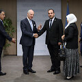 Staffanas de Mistura Ženevoje spaudžia ranką Nasrui al Hariri 