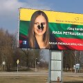 Rasos Petrauskienės veidas agitaciniame plakate buvo apipiltas juodais daržais.