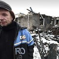 Vyras prie savo namo, kuris sugriuvo per teroristų ap&scaron;audymą i&scaron; artilerijos.