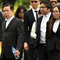 Siti Aisyah (de&scaron;inėje) ir vietnamietė Doan Thi Houng kaltės nepripažįsta