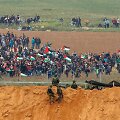 Tūkstančiai Gazos Ruožo gyventojų dalyvauja proteste prie Izraelio sienos