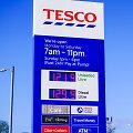 Degalų kainų stendas prie &bdquo;Tesco petrol station&ldquo; degalinės, Belfaste