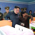 Kim Jong Unas apžiūrinėja vaikų namus