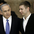 Benjaminas Netanyahu su sūnumi Yairu