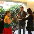 Marijus Mikutavičius su moksleiviais pynė trispalves apyrankes