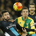 Olivier Giroud ir Gary O'Neilas