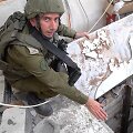 Izraelio kariuomenės atstovas spaudai Danielis Hagari rodo tai, ką Izraelio kariuomenė vadina tuneliu