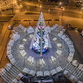 Įžiebta Vilniaus Kalėdų eglė &bdquo;Laikas&ldquo; &ndash; lyg stilizuotas laikrodis