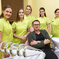 Algimantas Minalga-Soliaris su odontologijos klinikos darbuotojais