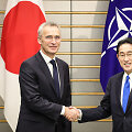 NATO vadovas Jensas Stoltenbergas ir Japonijos ministras pirmininkas Fumio Kishida