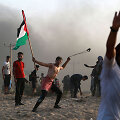 Palestiniečiai protestuotojai prie Gazos Ruožo sienos