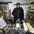 P. Konkulevičius garaže laiko sukauptą tarpukario baldų, Kauno Žaliakalnio medinių namų fasado dalių ir furnitūrų kolekciją. 