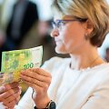 Pristatyti naujosios serijos &bdquo;Europa&ldquo; 100 ir 200 eurų banknotai