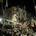 Gelbėjimo komanda ie&scaron;ko nukentėjusiųjų griuvėsiuose po raketos smūgio