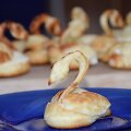 Siauras riestas ornamentas klasikinį plikytą pyragaitį paverčia įspūdinga gulbe