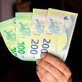 Pristatyti naujosios serijos &bdquo;Europa&ldquo; 100 ir 200 eurų banknotai
