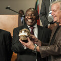 Cyrilas Ramaphosa (viduryje)