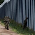 Lenkijos kariai patruliuoja prie Lenkijos-Baltarusijos sienos