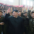 &Scaron;iaurės Korėjos lyderis Kim Jong-unas tarp &scaron;alies Gynybos mokslų akademijos darbuotojų