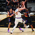 Nikola Jokičius bando pralaužti &bdquo;Suns&ldquo; gynybą
