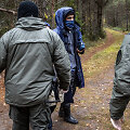 Pasieniečiai &scaron;alia Piesčių kaimo (Varėnos r.)į tarnybinius automobilius sodina migrantus 