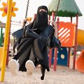 Mergina Saudo Arabijoje supasi ant sūpynių