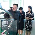 Kim Jong Unas su žmona ir seserimi apsilankė kosmetikos gamykloje