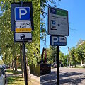 Dviprasmi&scaron;kas parkavimo žymėjimas Vilniuje