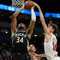 Matas Buzelis ir Giannis Antetokounmpo 