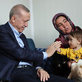 Turkijos prezidentas Recepas Tayyipas Erdoganas su žemės drebėjimo aukomis