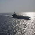 Laivas Hormuzo sąsiauryje /U.S Navy / ZUMAPRESS.com
