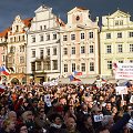 Prahoje tūkstančiai žmonių protestuoja prie&scaron; vyriausybę	
