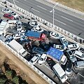 Kinijos greitkelyje susidūrė &scaron;imtai automobilių