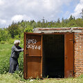 Vietinė Donecko regiono gyventoja prie įėjimo į slėptuvę nuo bombų