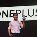 &bdquo;OnePlus&ldquo; vadovas Pete'as Lau pristatinėja &bdquo;OnePlus 5&ldquo; telefonus