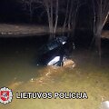 Vogtu automobiliu nuo policijos sprukęs kaunietis įlėkė į upelį
