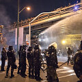 Policija vaiko protestuotojus Irane