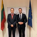 Užsienio reikalų ministras Gabrielius Landsbergis vizito Vienoje metu Lietuvos diplomatijos žvaigžde apdovanojo &bdquo;Bellingcat&ldquo; vykdomajį direktorių Christo Grozevą