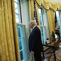 Donaldas Trumpas žiūri pro langą