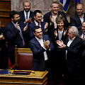 Aleksis Cipras (centre) ir jo vyriausybės nariai po balsavimo dėl pasitikėjimo laimėjimo