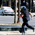 Ma&scaron;ina rėžėsi į policijos automobilį ir užsidegė