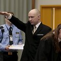 Norvegijoje į teismo posėdį atvykęs ekstremistas Breivikas pademonstravo nacių pasisveikinimą