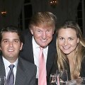 Donaldas Trumpas ir jo sūnus Donaldas Trumpas jaunesnysis su žmona Vanessa