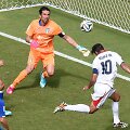 Bryano Ruizo taiklus smūgis galvą į Italijos vartus