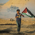 Berniukas su Palestinos vėliava