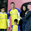 Cristiano Ronaldo su sūnumis ir Georgina Rodriguez per pristatymą &bdquo;Al-Nassr&ldquo; klube
