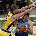Domantas Sabonis ginasi prie&scaron; Brooką Lopezą
