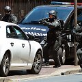 Australijos policininkai i&scaron;tempė vyrą i&scaron; jo automobilio.