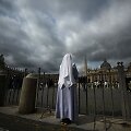 Vienuolė meldžiasi už popiežiaus sveikatą