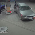 Užfiksuotas seno modelio 5-osios serijos BMW ir kaukėtas jo vairuotojas